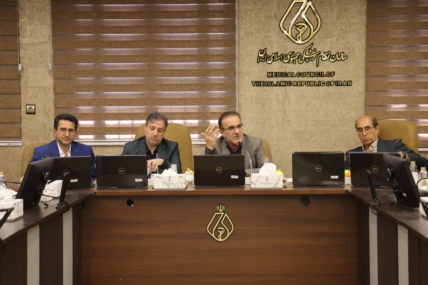 رئیس‌کل سازمان نظام پزشکی: مراکز خصوصی با وجود مشکلات اقتصادی، در کنار مردم ماندند / لزوم حمایت دولت از بخش خصوصی درمان
