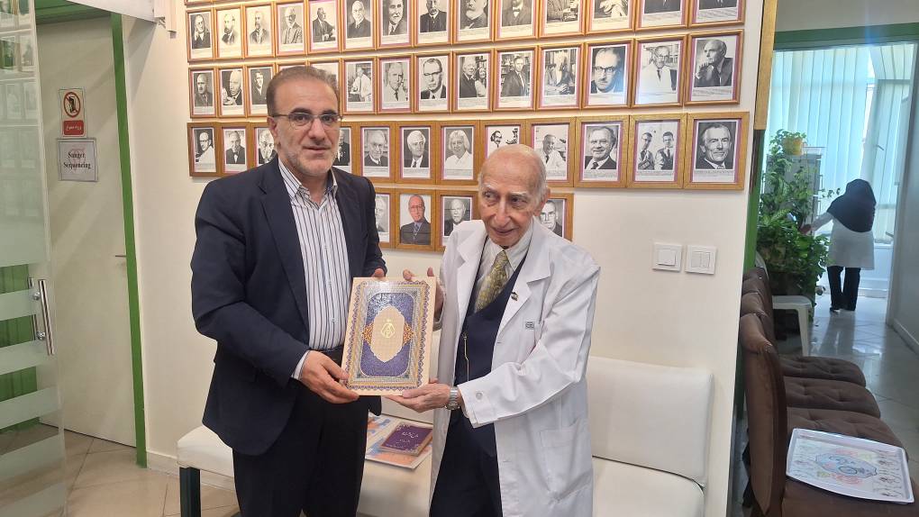 دیدار دکتر رئیس‌زاده با پدر علم ژنتیک ایران به مناسبت روز استاد