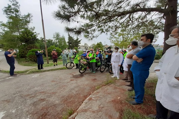 ادای احترام دوچرخه سوار جانباز به مدافعان و شهدای سلامت شهرستان بندرانزلی