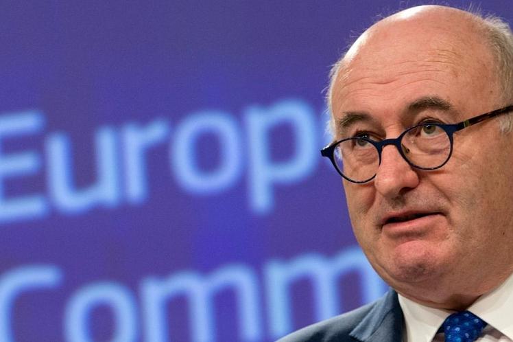 کمیسر تجارت اروپا به دلیل رعایت نکردن ضوابط بهداشتی مجبور به استعفا شد 