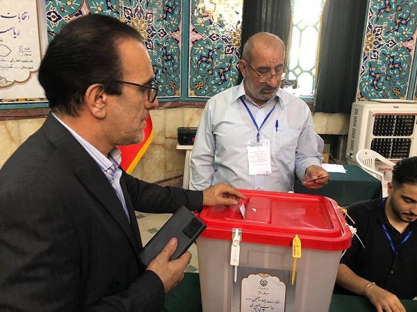 رئیس کل سازمان نظام پزشکی در حسینیه ارشاد رای خود را به صندوق انداخت